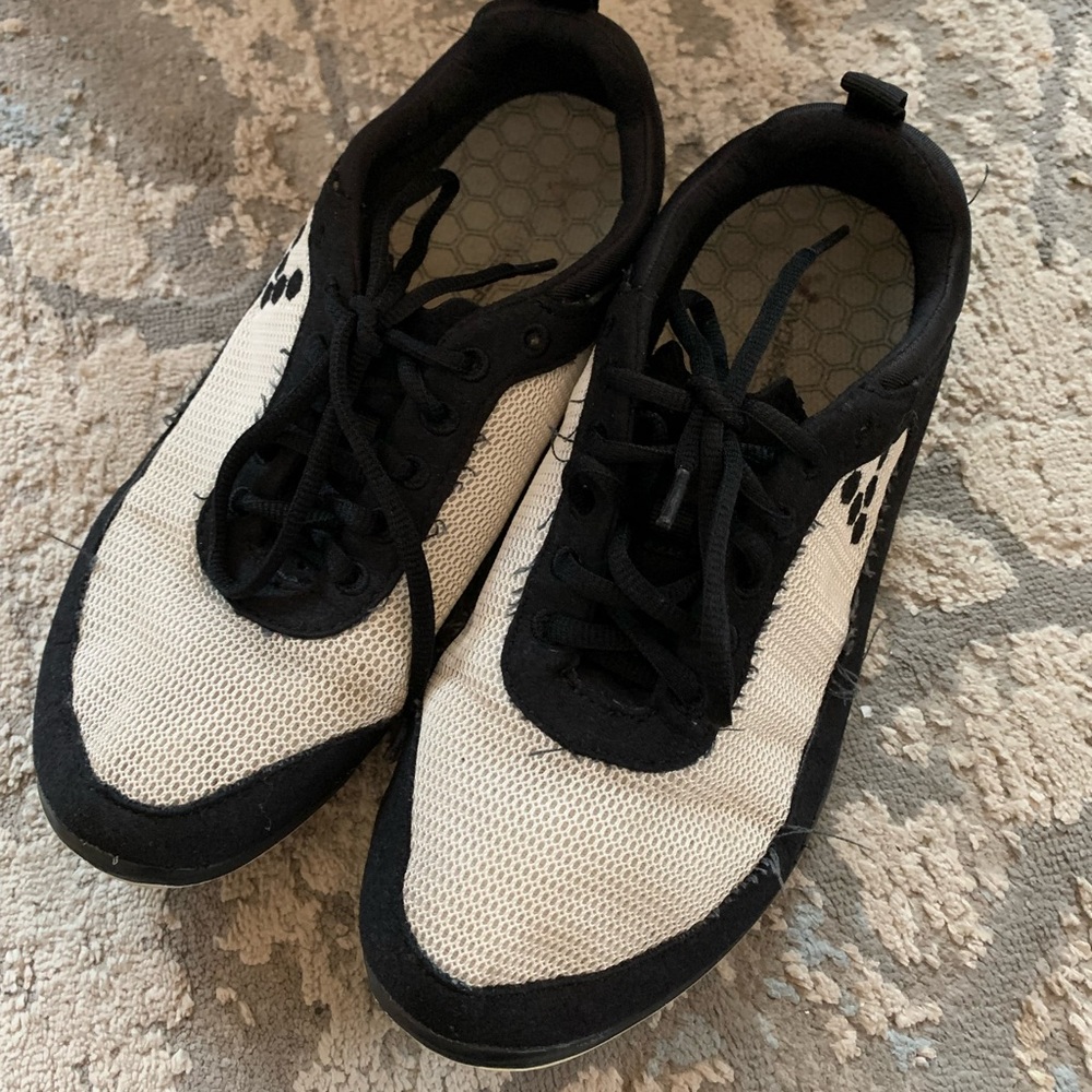 VIVO BAREFOOT women’s size 40(9) white and black